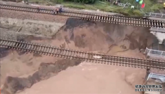 山西暴雨冲毁铁路线！近60小时抢修安全通车：现场放烟花庆祝